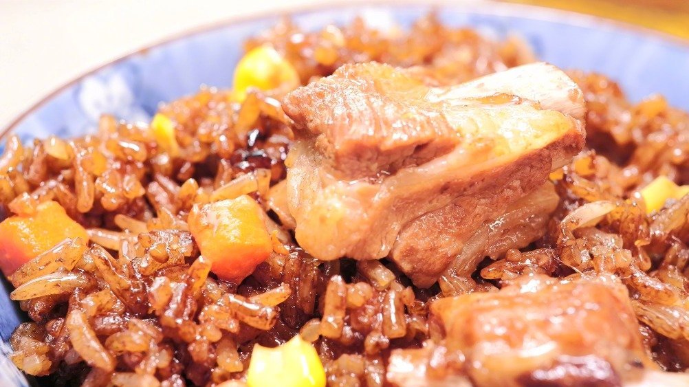 【排骨焖饭】疫情宅家期间,你有没有挑战烹饪技能?品尝自己亲手做的饭,满满的都是幸福感。周末