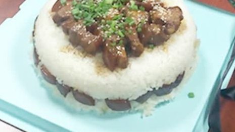 【这个礼物很特别! 消防员生日收到五花肉蛋糕】1月18日是杭州西湖消防大队消防员韩英云31