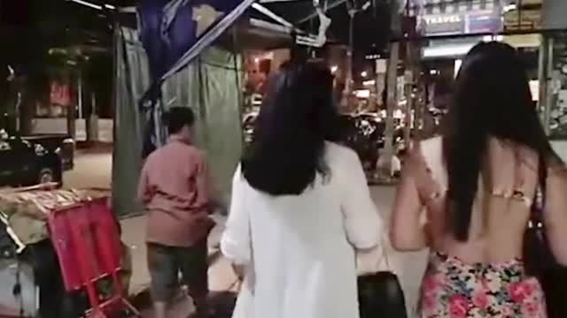 【2名韩国女子在泰国街头冒充中国人 小哥好奇用中文一试 结局尴尬了】近日,两名韩国女子在泰