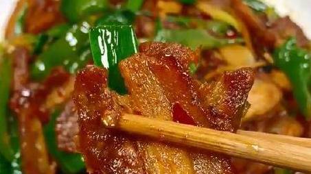 【青椒回锅肉】 晚饭准备吃啥肥而不腻,简单的家常菜,一学就会