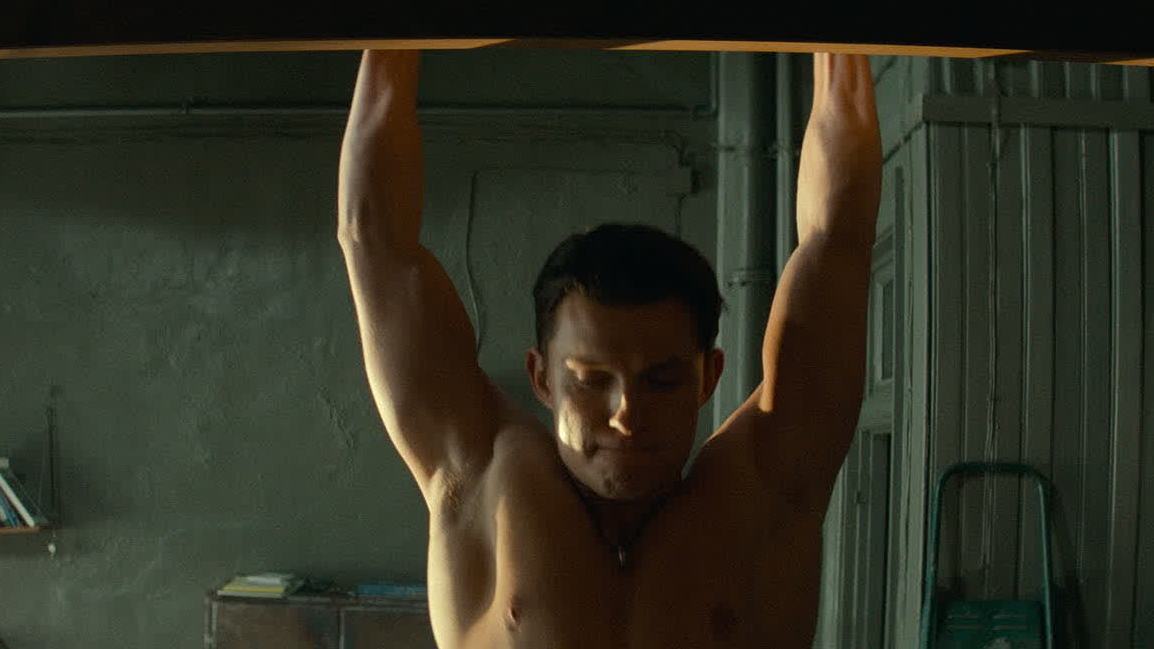 #电影神秘海域# 曝光“健身狂魔”正片片段,展现了荷兰弟饰演的夺宝猎人内森的一天,调酒、健