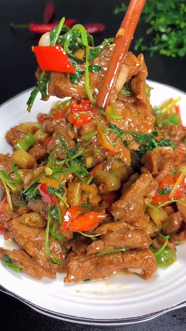 【超下饭的小炒牛肉】周末了,这份小炒牛肉安排上,薄薄的牛肉片不老不柴,吃起来口感滑嫩有嚼劲