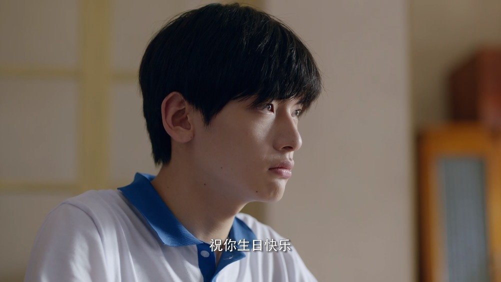 #亲爱的爸妈# 柳碧云@素描闫妮 带着自己亲手做的第一个蛋糕来给李冰@翟潇闻 过生日,还唱