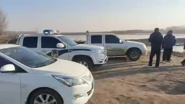 【“大天鹅”被困冰封河中→ 解救啦!】#沈阳英雄城# #冰雪辽宁喜迎冬奥#近期持续低温,导