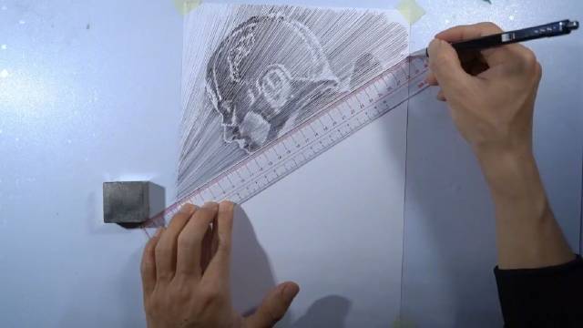 一种精妙的绘画手法,油管“人形打印机”dP Art以辐射线的形式,用尺子比着在A4纸上“印