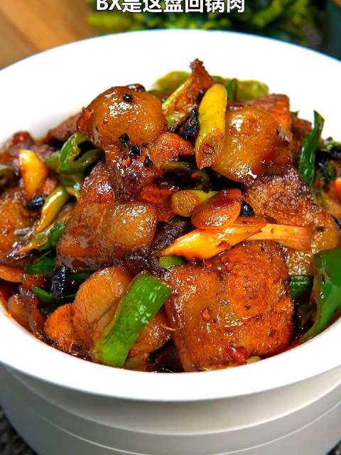 【回锅肉做法】正宗的回锅肉应该这样做,简直是米饭杀手,吃货们快来学学吧~ via:美食做菜