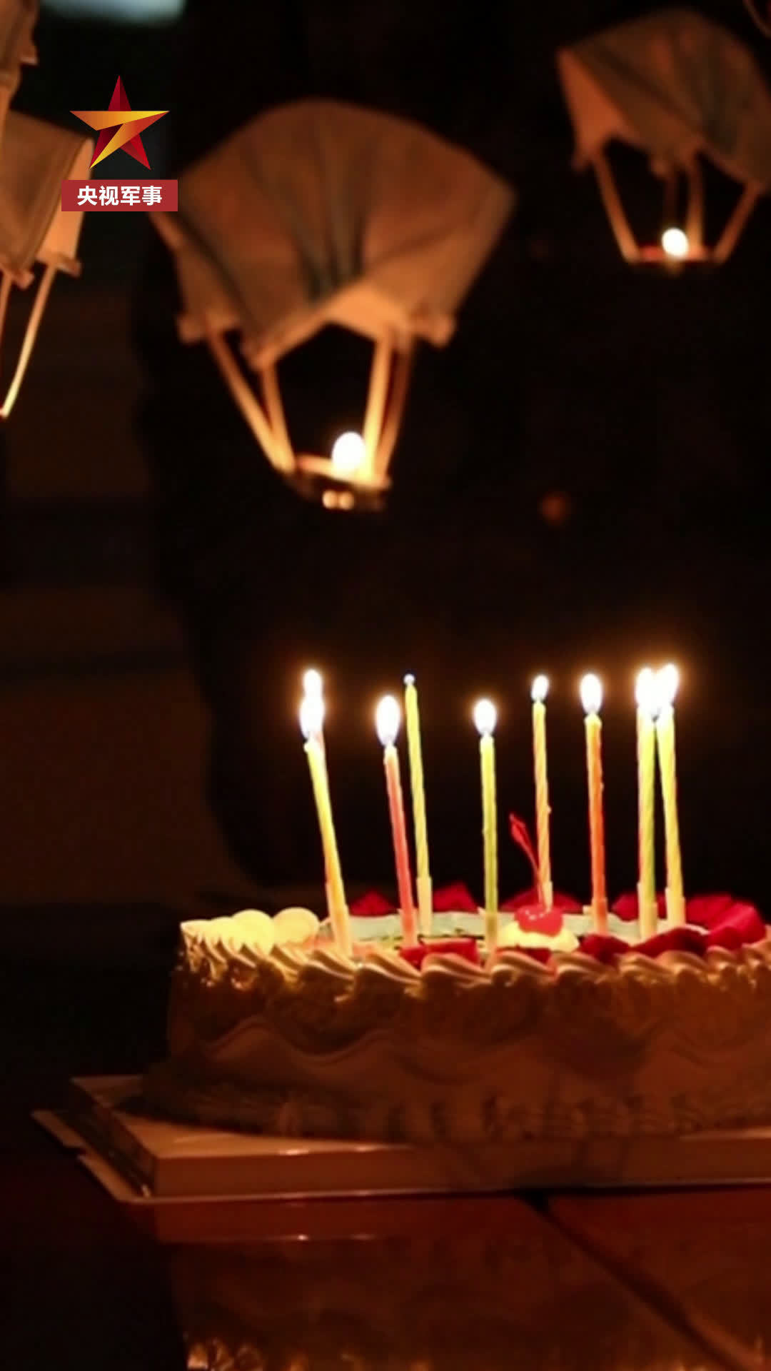 【00后双胞胎战士的特殊生日[心]】近日,西藏军区,双胞胎战士李玉乾和李玉坤过了一个特别的