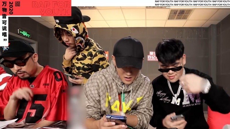 #说唱新世代#监考现场欢乐多嘴上说着玩一玩,实际一个比一个认真地在写导师的神仙合作爱辽这样