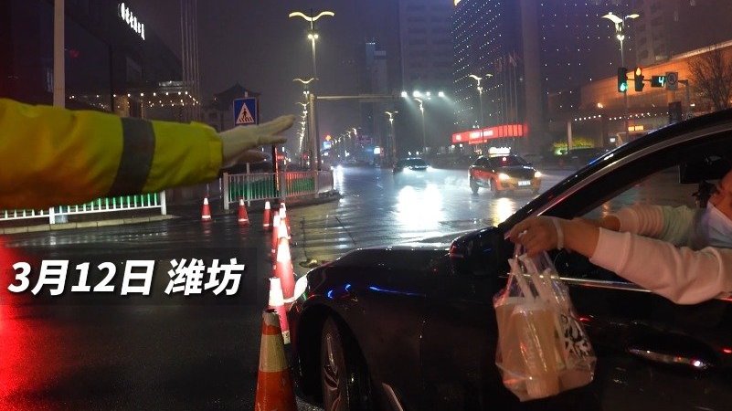 3月12日晚,胜利街四平路口,一位小伙子给执勤交警送来了热乎乎的奶茶,雨寒心暖~警民同心,