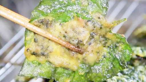 【现在很难见到的传统小吃!南宁老伯开店做油炸假蒌夹肉:小时候父母常做来吃你吃过吗?】油炸假
