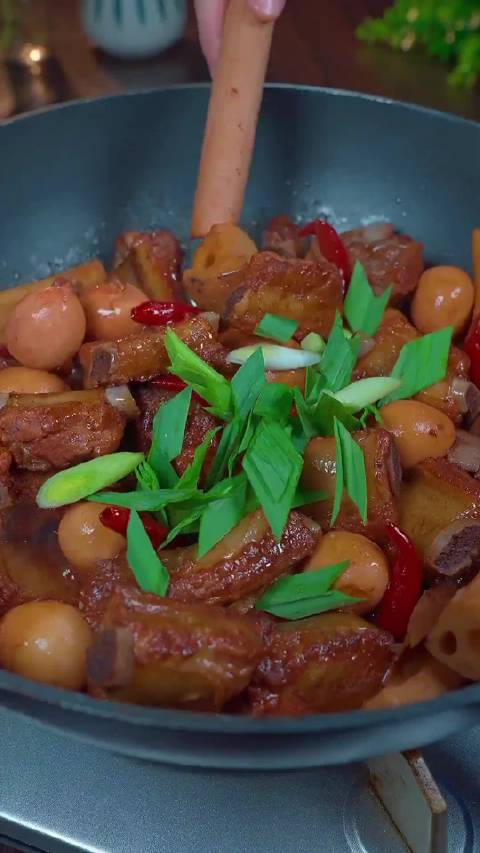 【炖排骨】 舌尖上的中国 炖排骨千万不要直接焯水,给大家分享一个非常好吃的做法,炖出来的排