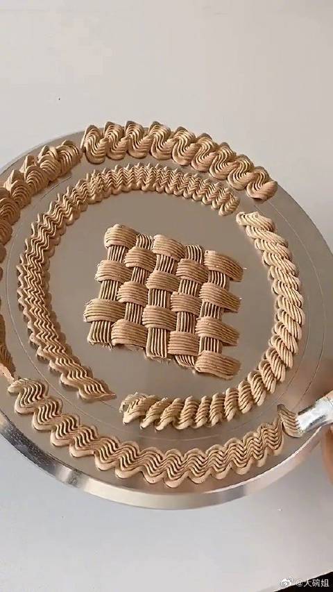 好家伙,老式蛋糕的裱花都这么拽么!  