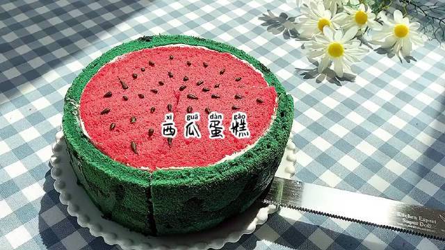 【高颜值西瓜蛋糕做法】周末在家,要不要来场烘培约会,介绍一款让人不忍切开的西瓜蛋糕的做法,