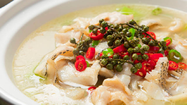 #美食# 青花椒鲈鱼煲。浓郁奶白的鱼汤,带着青花椒香气和微微的麻,鱼片微微烫煮,爽脆弹牙。