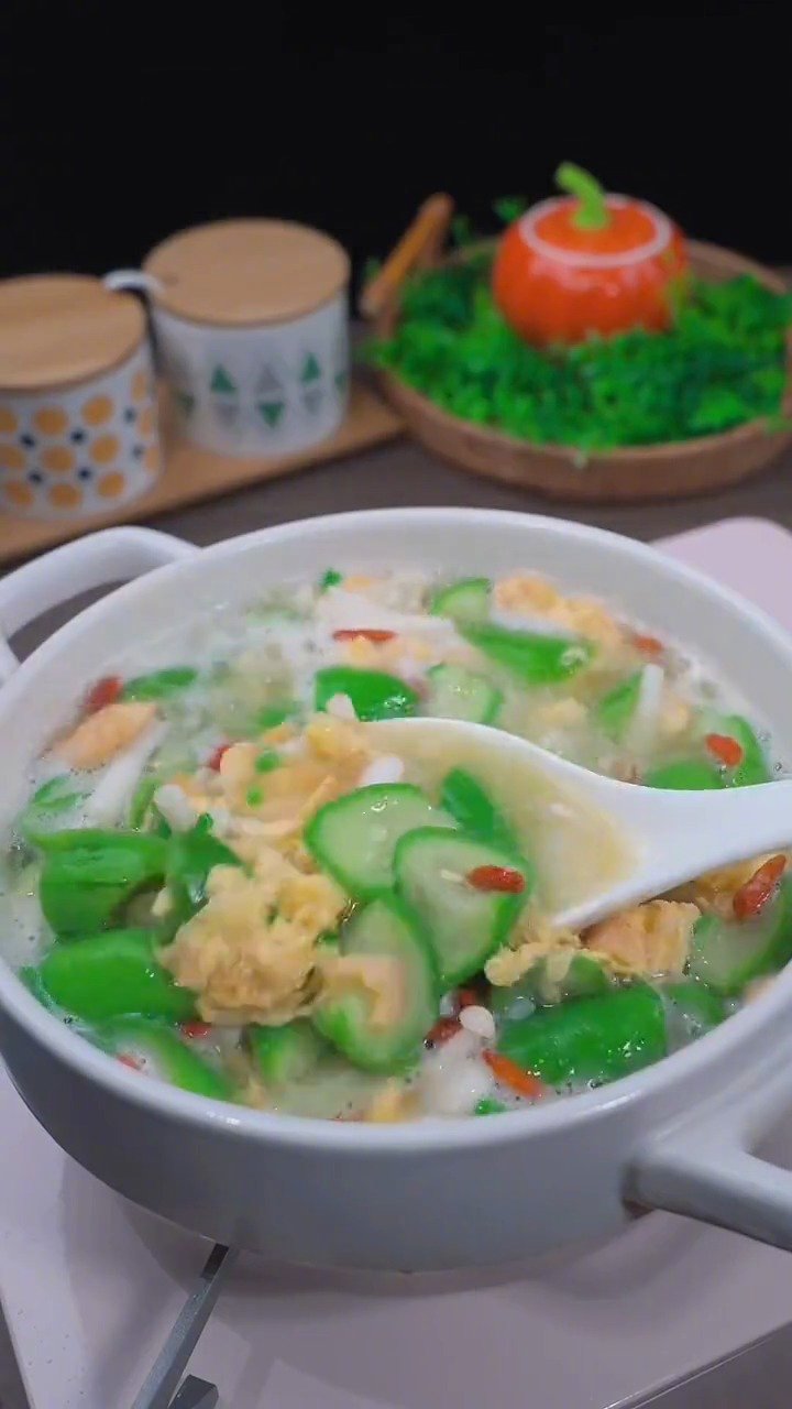 #幸福午餐时刻# 一个技巧做出来的丝瓜蛋汤丝瓜不变黑,汤鲜味美,营养又好喝~ 