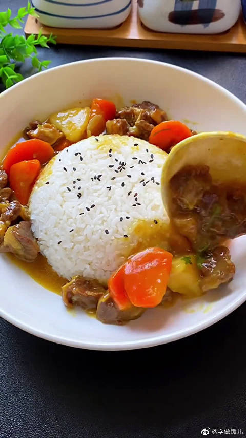 【咖喱牛肉饭】这样做,汤汁浓郁、软烂入味