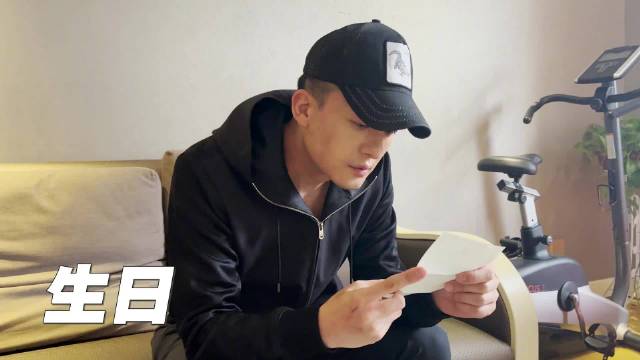 今年的生日非常郑重又盛大。有大家五湖四海发来的祝福信。有顶级大师创作的高配奢华版生日蛋糕。