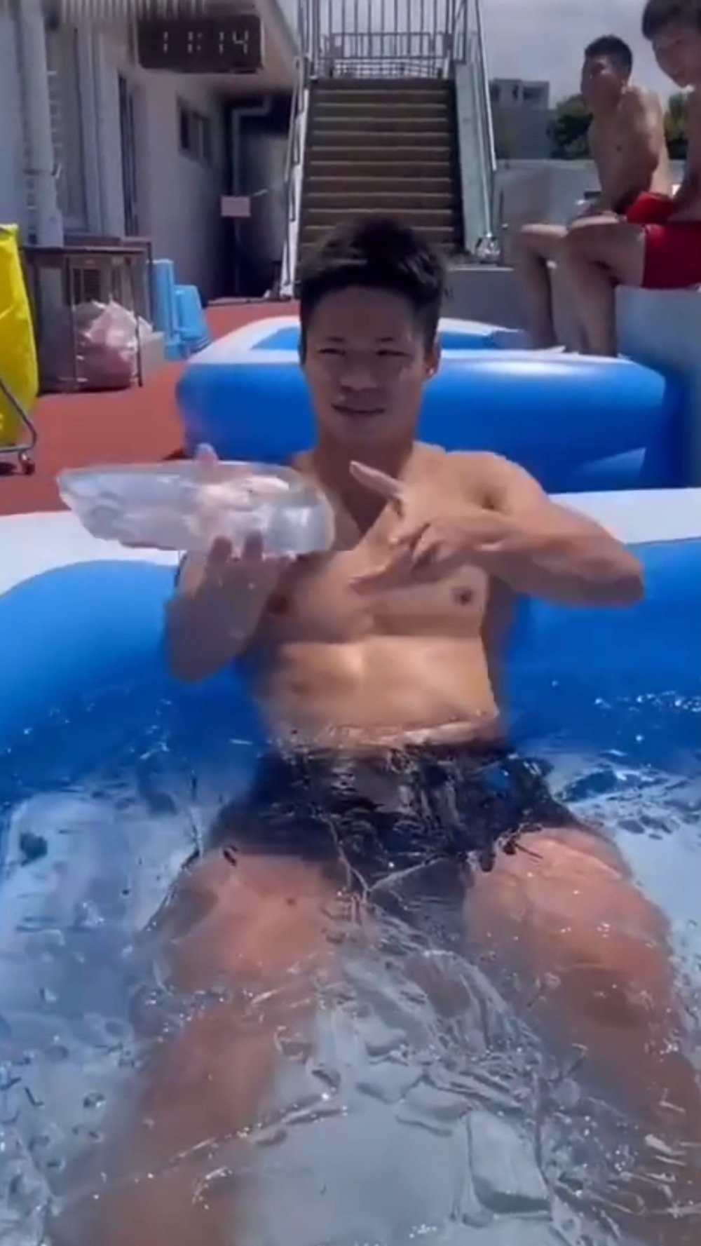 男人简单的快乐?这个夏天苏神为冰块代言来看看苏神赛后是如何放松肌肉的,咪小咕给大家科普一下