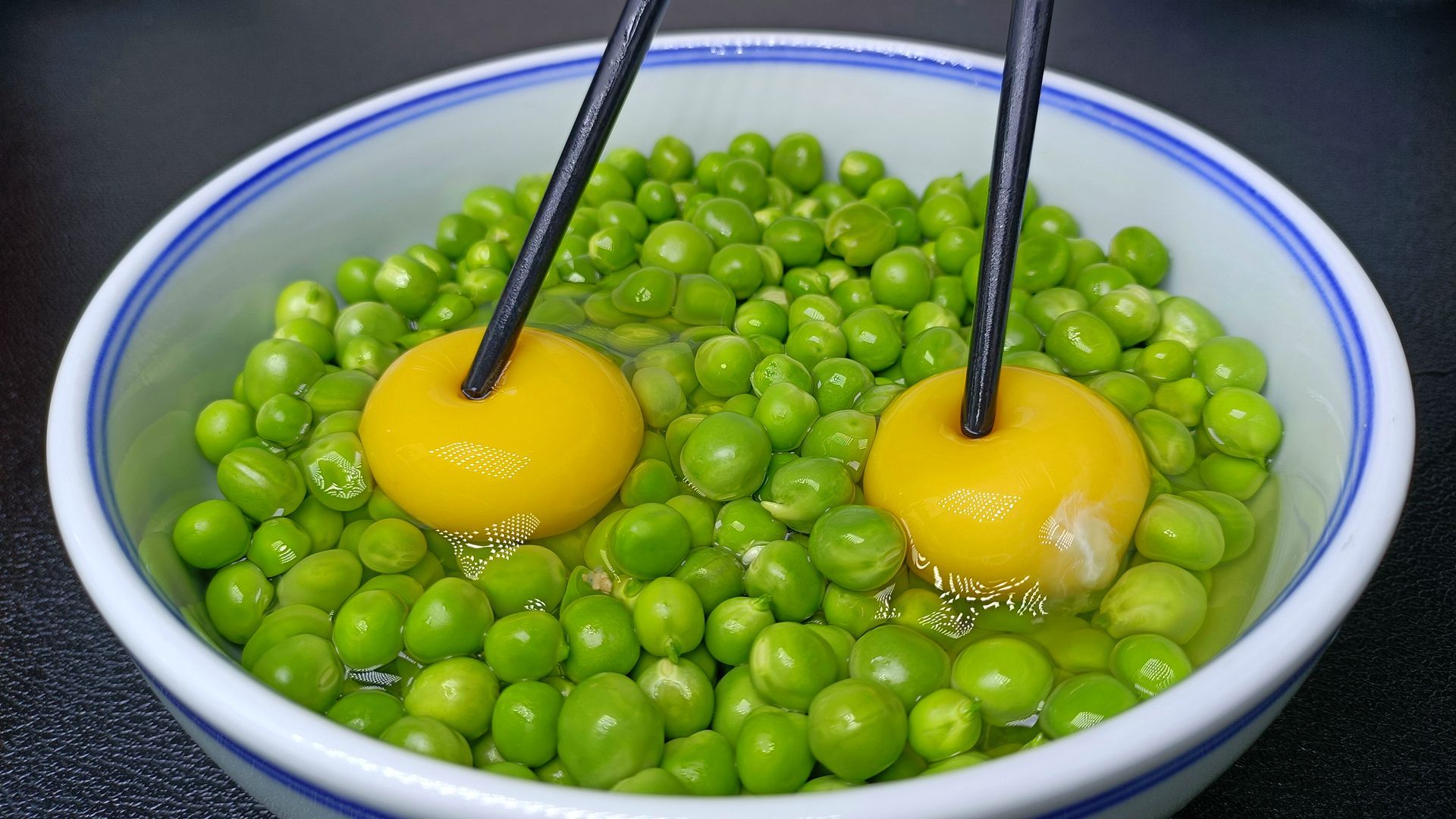 【我家豌豆从不炒着吃,加2个鸡蛋,教你从没吃过的做法,太解馋了】我家豌豆从不炒着吃,加2个