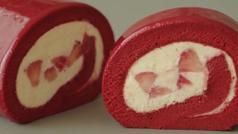 美食大集 草莓红丝绒蛋糕卷的制作过程,满满的奶油口感一定不会差,制作过程和音效也是全程引起