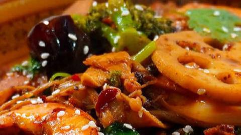 【家庭版麻辣香锅】想吃麻辣香锅,在家也能做!备好自己喜欢的食材,想吃什么放什么,美味过瘾,