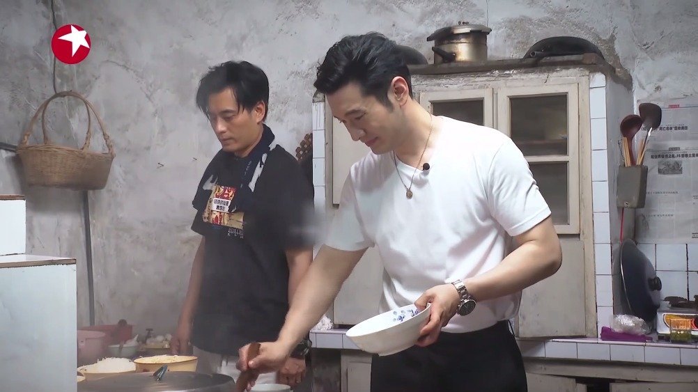 居家好男人上线!@黄晓明 @陈龙 主动承包了在厨房做菜的任务,暖心地为大家准备晚餐。看着烧