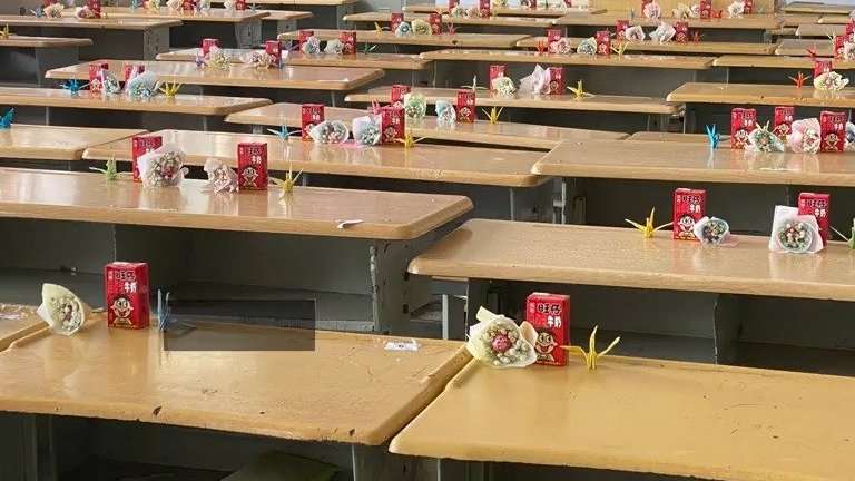 【昭通老师手工制开学礼送96位高三生:缓解学生压力】8月30日,云南昭通。一中学老师为缓解