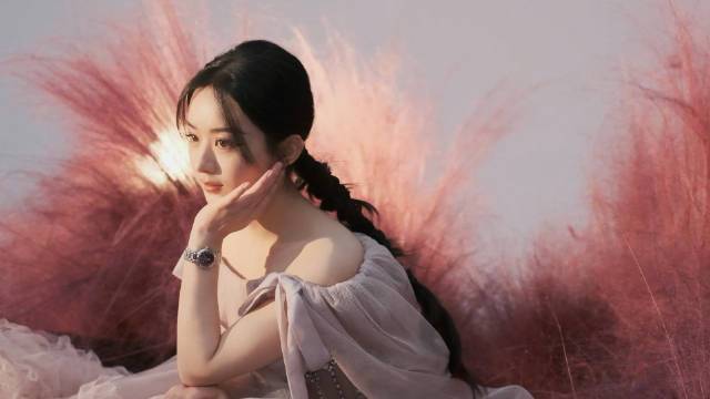 #赵丽颖时尚芭莎封面##赵丽颖繁花绰影写意大片# 赵丽颖 身处繁丽幻彩的异想空间,此刻她仿