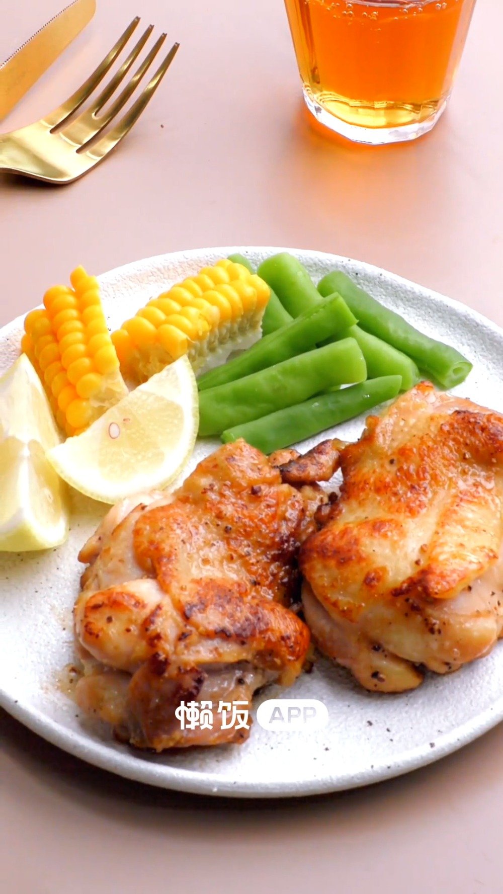 【黑椒煎鸡腿肉】香气四溢的酱汁,金黄焦脆的外皮,鲜嫩多汁的腿排,好吃到销魂!别忘了配上蔬菜