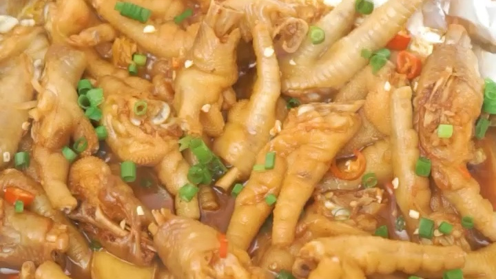 吮指难忘的【奥尔良鸡爪】 食材: 鸡爪 姜片 料酒 酱油 蚝油  奥尔良腌料 娃娃菜 辣椒