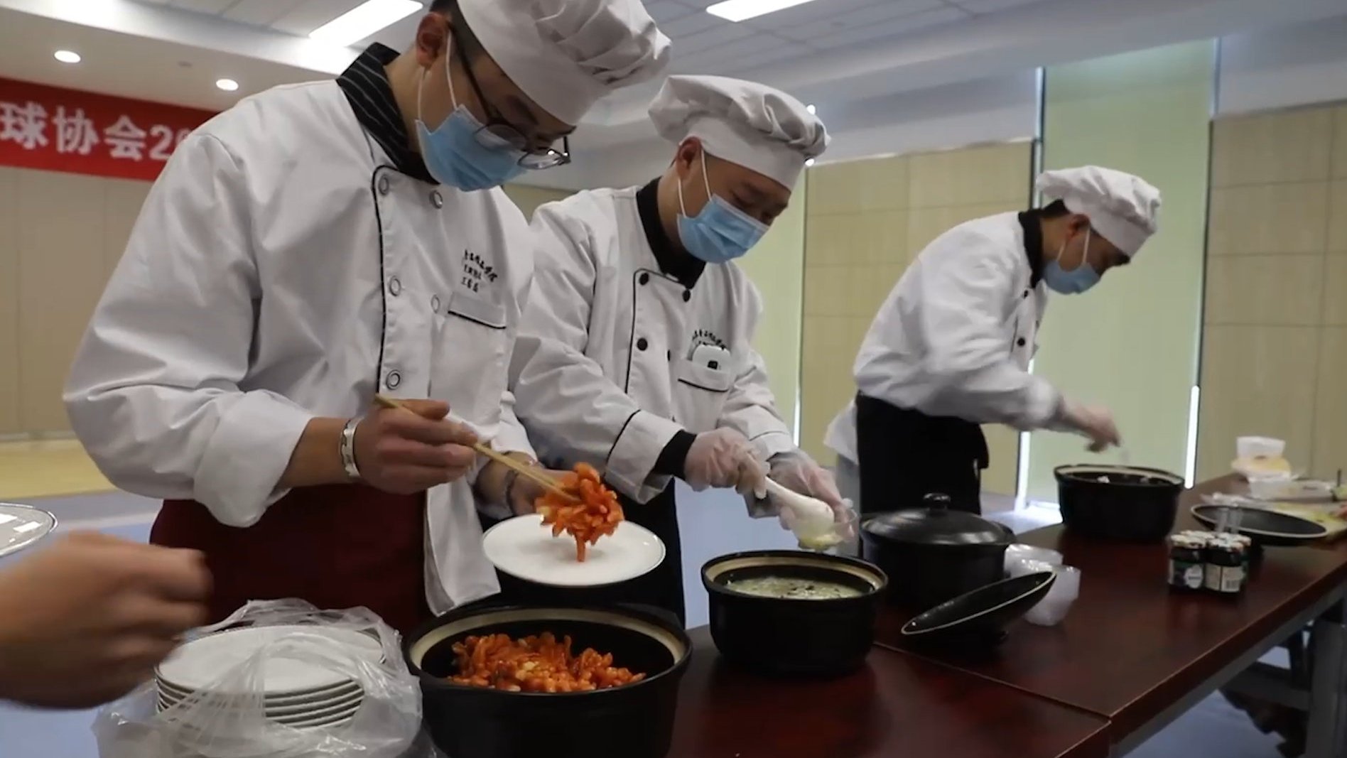 【暖心!大学生做菜给18位医护人员加餐:医务人员为我们付出很多】3月9日,江苏食品药品职业