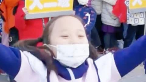 【真香!幼儿园请毕业班孩子回来吃炸酱面:比妈妈做的还好吃】内蒙古赤峰一幼儿园毕业班的孩子已