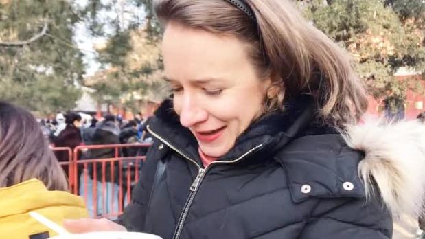 【市民雍和宫排长龙领腊八粥&nbsp;德国小姐姐5点起床去领粥&nbsp;:真香!】1月2日,北京东城,传统节