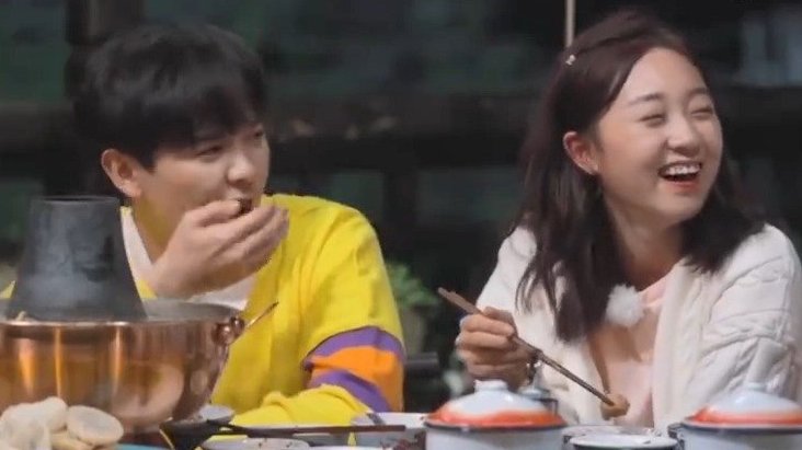 李子璇曾在《向往的生活》中说“吃猪肉会醉”,吃完会很嗨……  