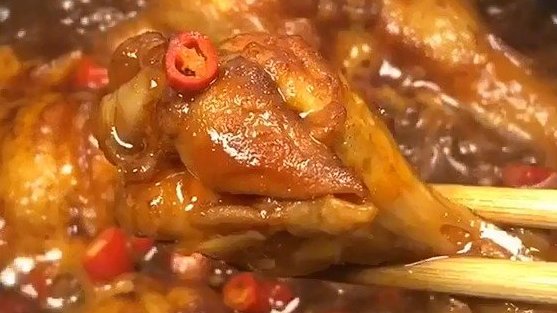 小雪时节,大家要加强保暖、增强锻炼。今天中午,来一份暖心暖胃暖全身的砂锅鸡翅根吧,囤积好热