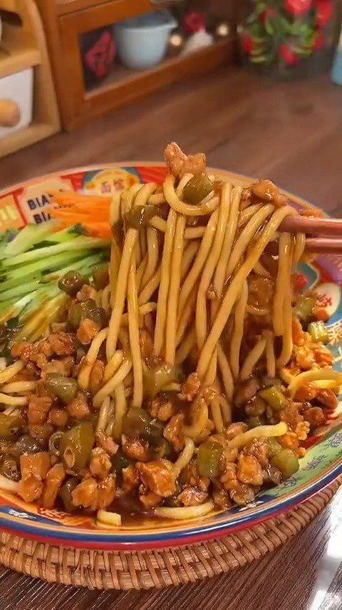 我家一周至少吃5次的炸酱面,做法简单,超级好吃~