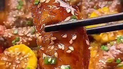 【简单易操作的可乐鸡翅煲】做的过程中不用加水,出锅后好吃到哭!这个可乐鸡翅煲的做法超简单,
