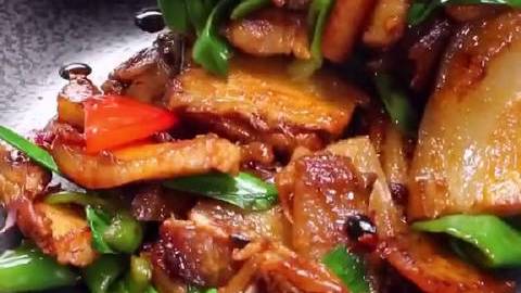 【晚饭时间】美食之都你知道回锅肉怎么做才正宗吗?很多人第一步就做错啦!快戳视频,教你如何做