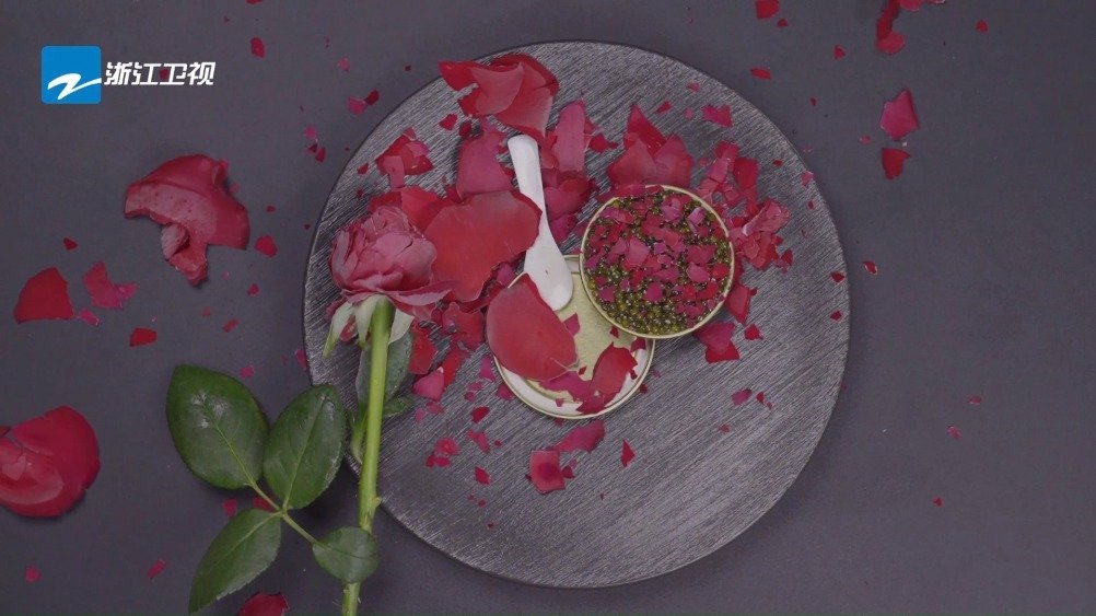 #听说很好吃# 集浪漫和美味于一体的鹅肝教程来啦~不仅有浪漫的玫瑰花雨,还有让人赞不绝口的