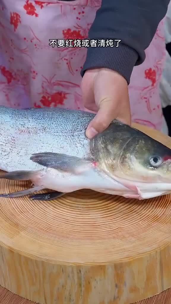 冬天最爱吃热乎乎的菜,比如剁椒鱼头,做法简单,鱼肉鲜嫩入味,好吃到哭~