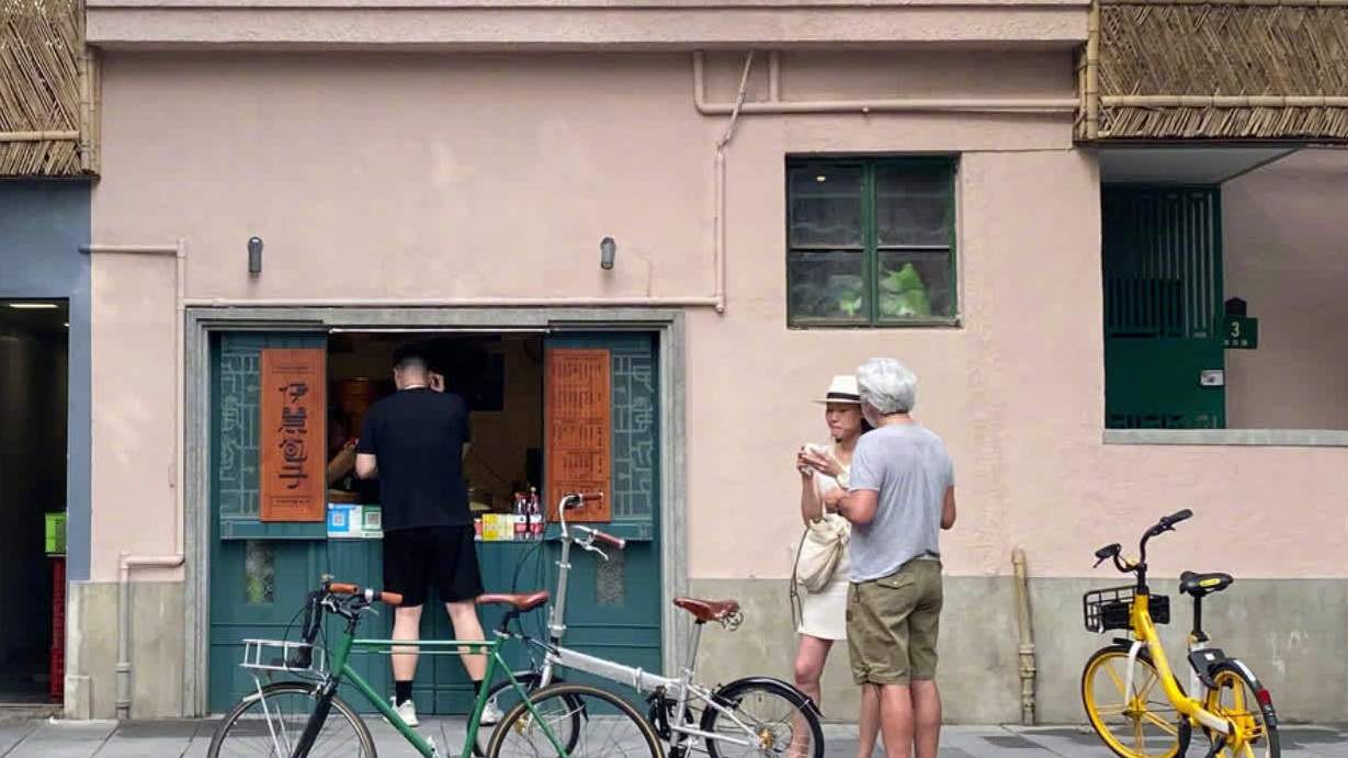 【上海网红包子铺店主的好日子】上海市徐汇区天平街道高安路伊丽包子铺店主陈昌义:阳光透过马路