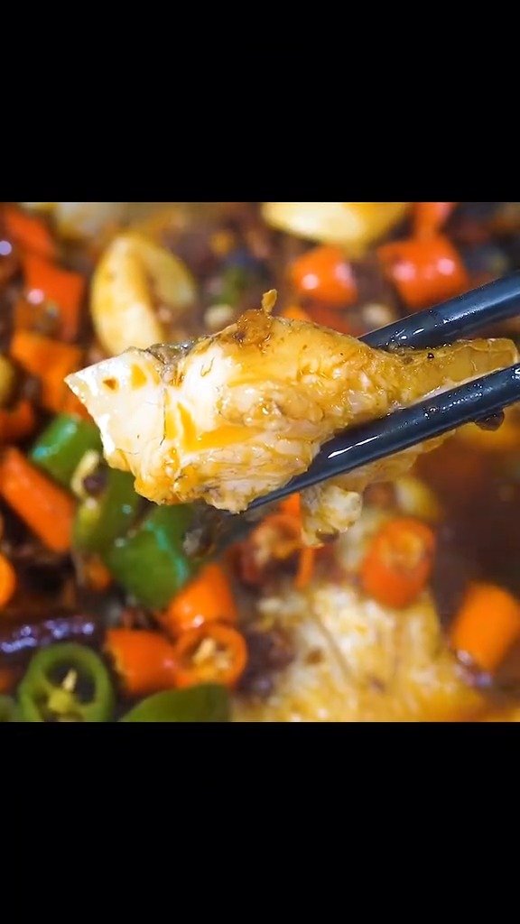 【香辣烤鱼做法】都说秋天的鱼比肉肥,吃鱼最爱还是烤鱼,鲜嫩多汁,超下饭!