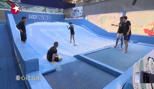 本期《极限挑战》中,岳云鹏和@贾乃亮 为完成挑战来到室内冲浪,从未试过冲浪的岳岳没想到在节