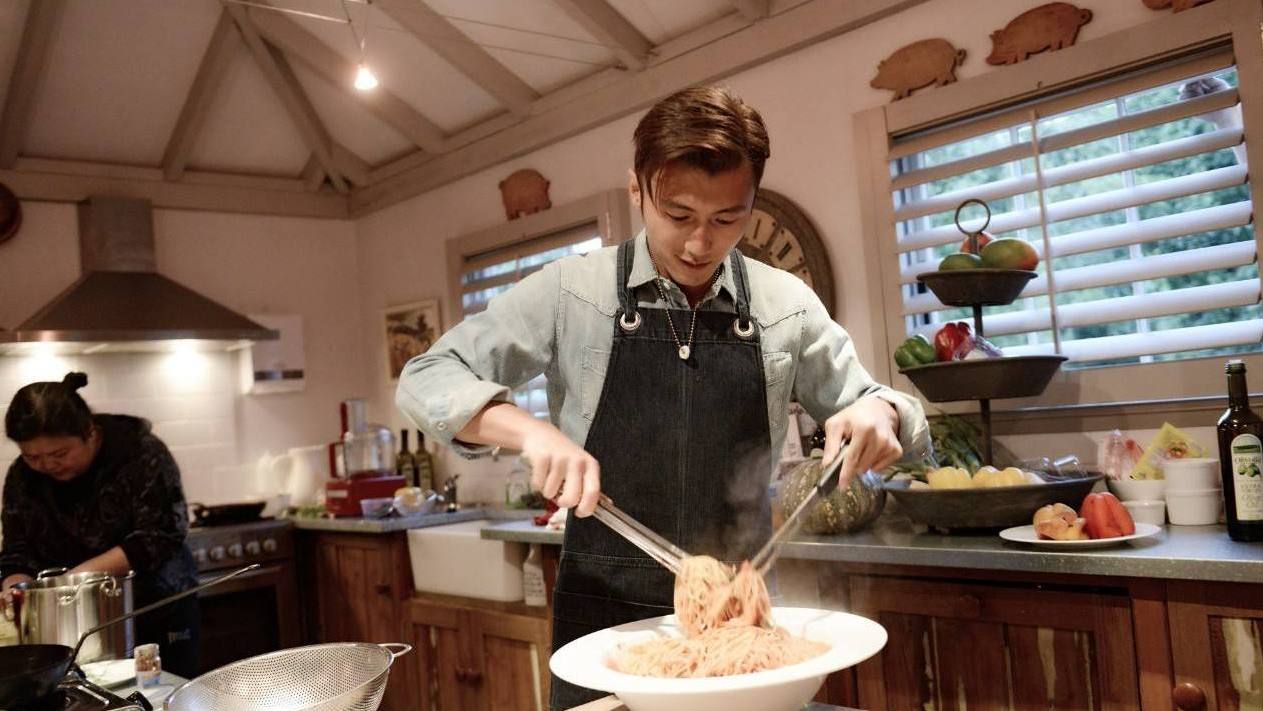 #谢霆锋又拿奖了#打戏要拍到极致,做饭要做到两度获得“米其林之友”荣誉,蔡依林做翻糖蛋糕做