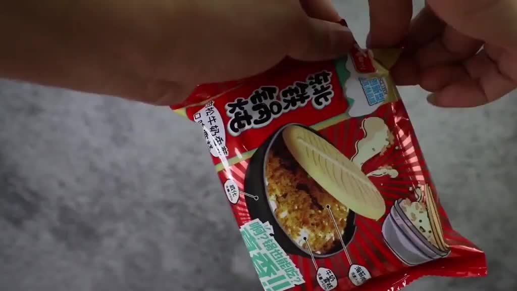 【东北企业研发铁锅炖雪糕,试吃员被孜然味儿俘获了[二哈]】近日,一款东北铁锅炖雪糕成为网红