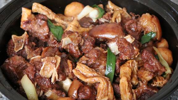 #食在广州#支竹、马蹄、羊肉.....教你广式羊肉煲的做法,冬天焖上一锅,美味就是这么简单