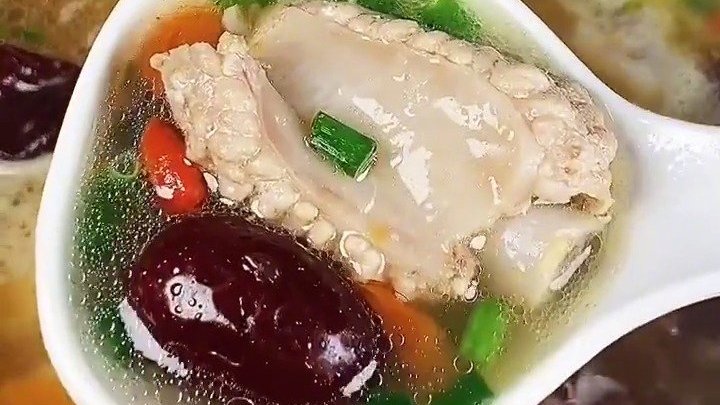 #美食时刻# 小伙伴们秋天一定要多喝山药排骨汤,健脾养胃又营养!  