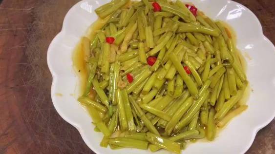 【在广西空心菜也能腌酸:酸辣ong菜的做法,你get到了吗?】空心菜加指天椒、酸笋丝(也可