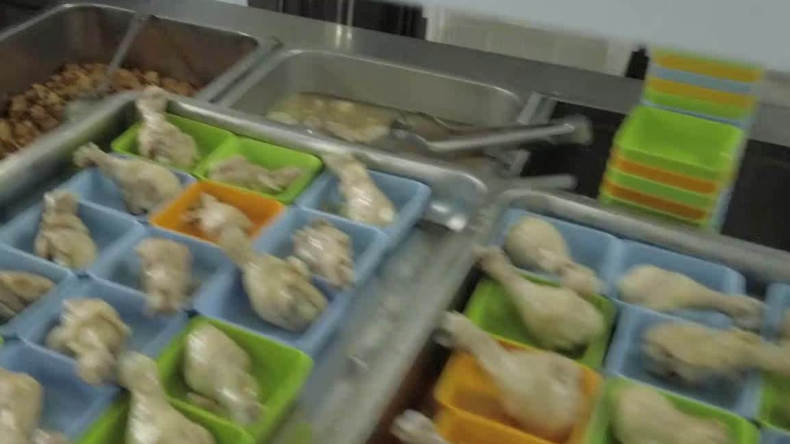 【上海一中学食堂15元可吃6菜1汤1酸奶,同学:学校这是要把我喂胖!】6菜1汤1酸奶,只需