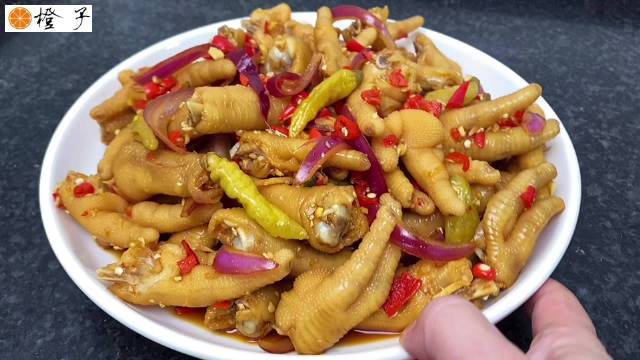 这凉拌鸡脚又酸又辣太上头了,记得多做点,少了可是根本不够吃的家常菜。 (橙子食记)